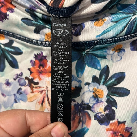 N.Y.L. Women's Floral Mid-rise Capri Leggings Sz Small Elastic at Waist (900) - Picture 3 of 6